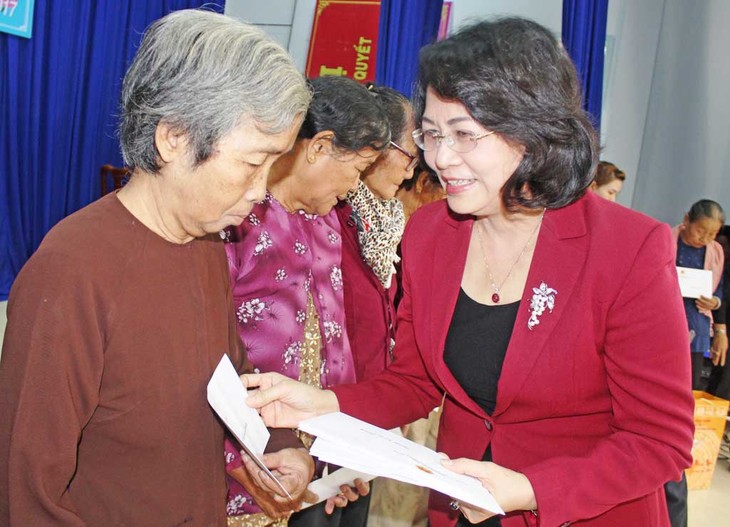 Vice President presents Tet gifts in Long An  - ảnh 1